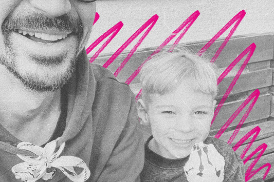 Vater und Sohn lachen in Kamera essen Eis