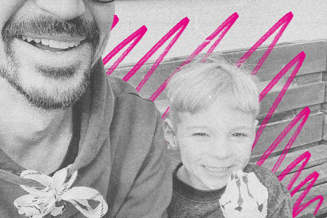 Vater und Sohn lachen in Kamera essen Eis